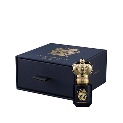 Sventi timbrando la scatola d'imballaggio del profumo del regalo con la maniglia del nastro