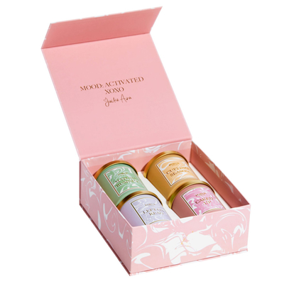 CMYK sentiti esaminano in controluce il punto d'imballaggio cosmetico del contenitore di regalo UV