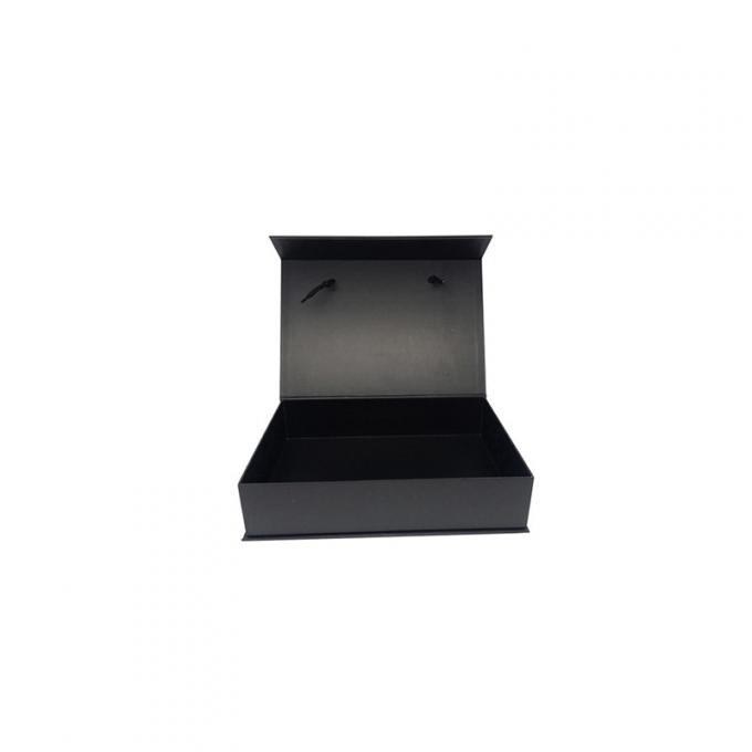 I contenitori di regalo dell'abbigliamento di C1S C2S con il nastro trattano lo scintillio UV 1